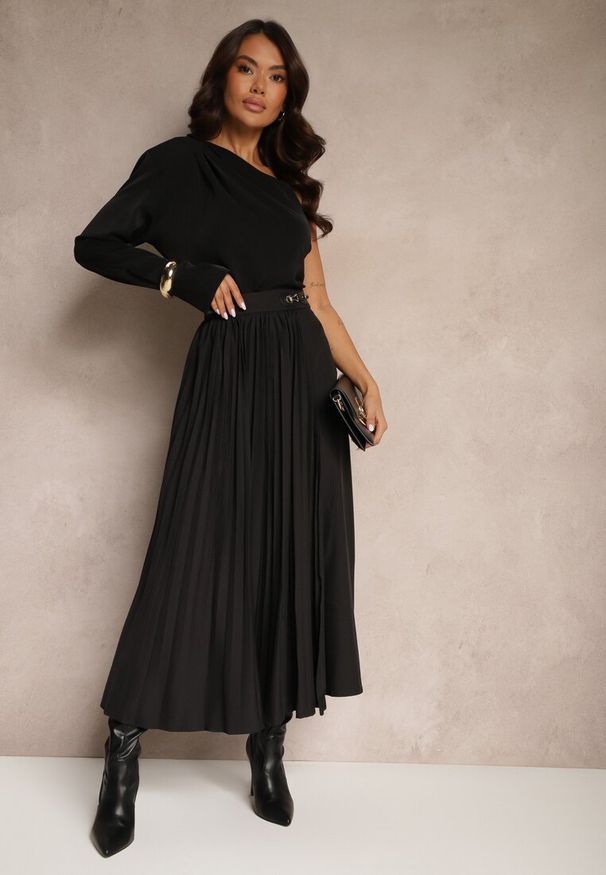 Renee - Czarna Plisowana Spódnica z Wiskozą o Trapezowym Kroju i Ozdobną Klamrą Sovlemi. Okazja: na co dzień, do pracy. Kolor: czarny. Materiał: wiskoza. Styl: elegancki, klasyczny, casual