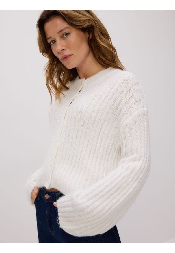 Reserved - Kardigan z ozdobnym splotem - złamana biel. Materiał: dzianina. Wzór: ze splotem