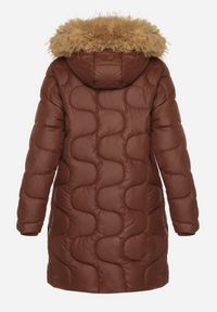 Born2be - Brązowa Kurtka z Kapturem z Futerkiem Zdobiona Oryginalnym Pikowaniem Oleda. Okazja: na co dzień. Typ kołnierza: kaptur. Kolor: brązowy. Materiał: futro. Wzór: aplikacja. Styl: casual, klasyczny #6