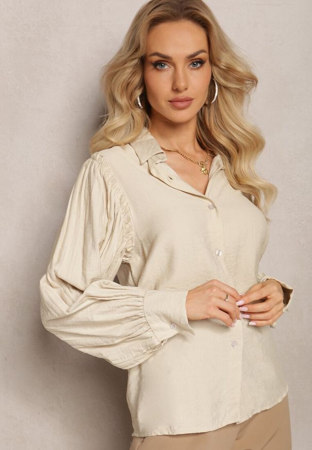 Renee - Beżowa Koszula z Ozdobnymi Rękawami z Plisowanej Tkaniny Zemona. Kolor: beżowy. Materiał: tkanina