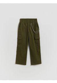 Reserved - Spodnie bojówki z łańcuszkiem - zielony. Kolor: zielony. Materiał: tkanina, bawełna #1