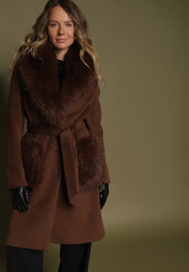 Born2be - Brązowy Płaszcz Wiązany w Talii z Futrzanym Kołnierzem i Kieszeniami Perrie. Okazja: na co dzień. Kolor: brązowy. Materiał: futro. Styl: elegancki, casual