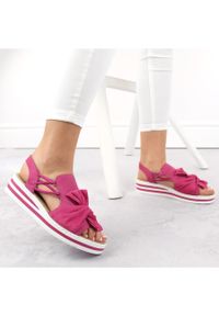 Komfortowe sandały damskie na platformie wsuwane fuksja Rieker V0256-31 różowe. Zapięcie: bez zapięcia. Kolor: różowy. Obcas: na platformie #3
