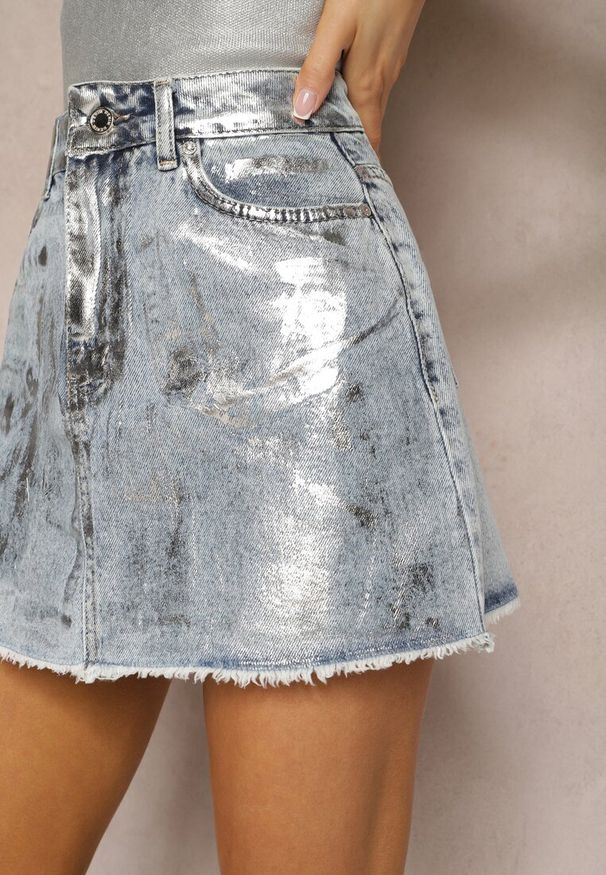Renee - Jasnoniebieska Jeansowa Spódnica Zapinana na Zamek Błyskawiczny z Metalicznym Nadrukiem Gladiela. Okazja: na co dzień. Kolor: niebieski. Materiał: jeans. Wzór: nadruk. Styl: wizytowy, casual, elegancki