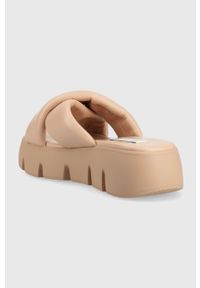 Steve Madden klapki Broadcast damskie kolor beżowy na platformie SM11002374. Kolor: beżowy. Materiał: materiał. Wzór: gładki. Obcas: na platformie #2