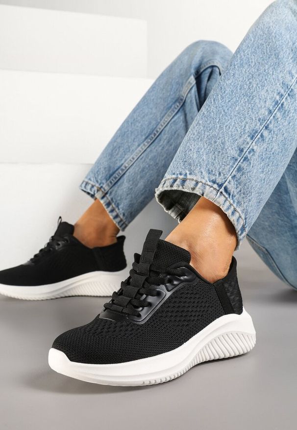 Renee - Czarno-Białe Buty Sportowe Sneakersy z Siateczki na Podeszwie z Tłoczeniami Kortebia. Okazja: na co dzień. Zapięcie: sznurówki. Kolor: czarny. Materiał: jeans