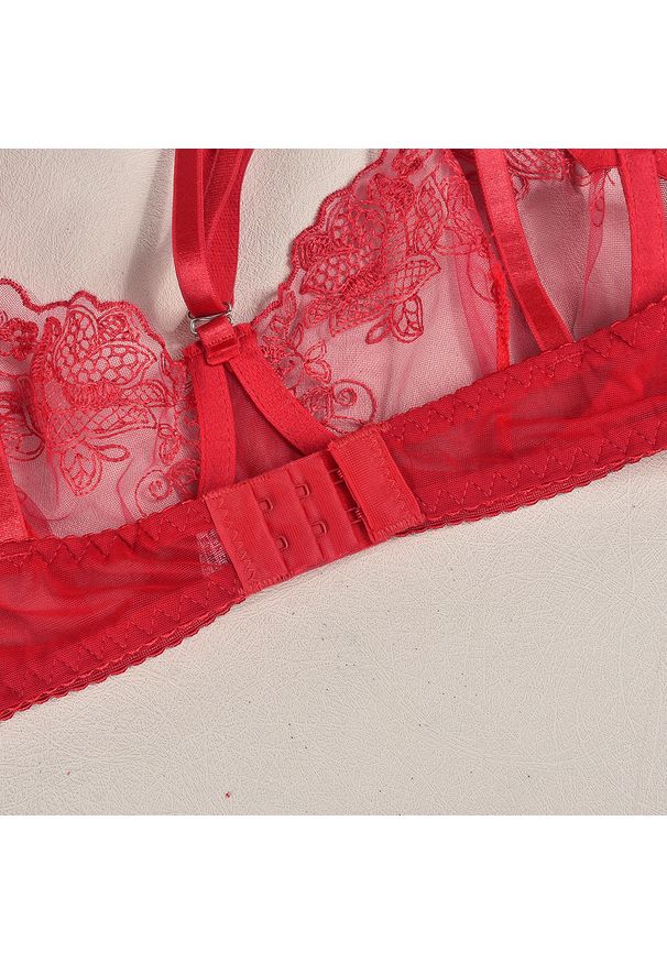 Intica - Zestaw bielizny z haftem i łańcuszkami na specjalne okazje August. Kolor: czarny. Materiał: materiał. Wzór: haft