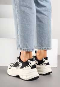 Renee - Beżowo-Czarne Sneakersy Vices na Platformie Ozdobione Tłoczeniem Natiselle. Okazja: na co dzień. Kolor: beżowy. Materiał: jeans. Wzór: aplikacja. Obcas: na platformie #5