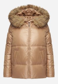 Born2be - Ciemnobeżowa Kurtka Pikowana z Kapturem z Odpinanym Futerkiem i Dłuższym Tyłem Clorina. Okazja: na co dzień. Typ kołnierza: kaptur. Kolor: brązowy. Materiał: futro. Długość: długie. Wzór: aplikacja. Styl: klasyczny, casual, elegancki #6
