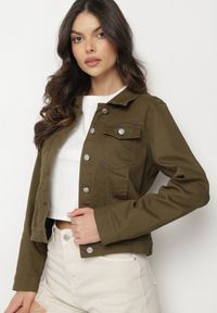 Born2be - Ciemnozielona Bawełniana Kurtka Jeansowa Zapinana na Metalowe Guziki Auratia. Okazja: na spacer, na co dzień. Kolor: zielony. Materiał: bawełna, jeans. Długość rękawa: długi rękaw. Długość: długie. Styl: casual, klasyczny #2