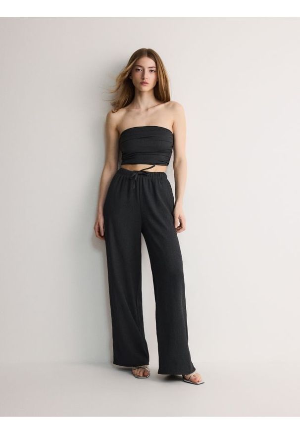 Reserved - Spodnie z szerokimi nogawkami - ciemnoszary. Kolor: szary. Materiał: dzianina