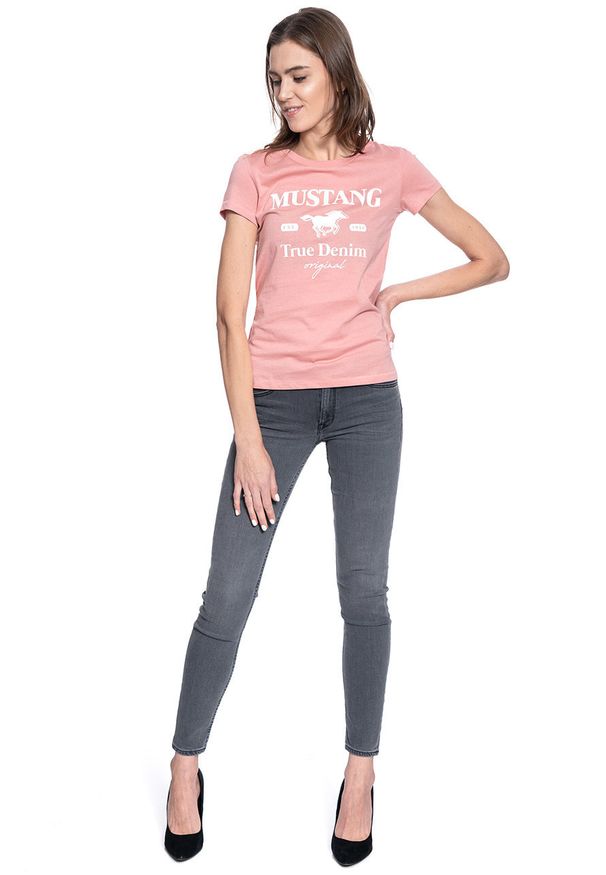 Mustang - DAMSKI T-SHIRT MUSTANG ALINA C PRINT 1010733 8433. Okazja: na imprezę. Materiał: jeans, denim, skóra, bawełna. Długość rękawa: krótki rękaw. Długość: krótkie. Wzór: nadruk. Sezon: lato. Styl: klasyczny, elegancki