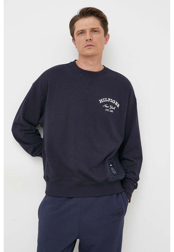 TOMMY HILFIGER - Tommy Hilfiger bluza męska kolor granatowy z aplikacją. Kolor: niebieski. Materiał: bawełna. Wzór: aplikacja. Styl: klasyczny