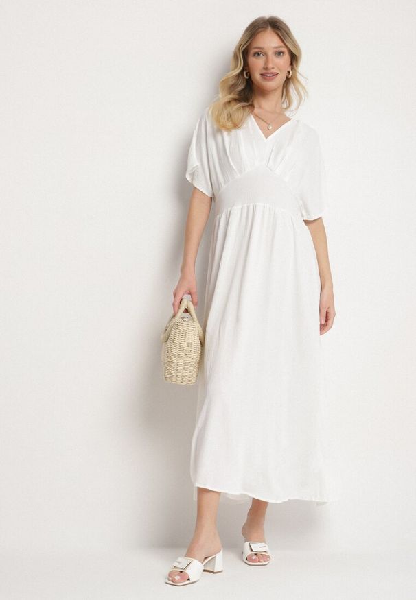 Born2be - Biała Rozkloszowana Sukienka z Gumką w Talii i Dekoltem w Serek Iffara. Okazja: na co dzień, na spotkanie biznesowe, do pracy. Typ kołnierza: dekolt w serek. Kolor: biały. Styl: biznesowy, casual