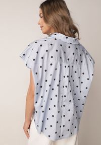 Born2be - Niebieska Bluzka o Fasonie Oversize w Kropki z Bawełny Pireia. Okazja: do pracy, na co dzień. Kolor: niebieski. Materiał: bawełna. Długość: długie. Wzór: kropki. Styl: casual #4