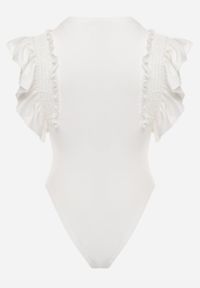 Renee - Białe Eleganckie Body z Bawełny z Zapięciem na Napy Wykończone Falbankami Iilines. Okazja: na co dzień, do pracy. Typ kołnierza: kołnierz z falbankami. Kolor: biały. Materiał: bawełna. Długość rękawa: krótki rękaw. Długość: krótkie. Styl: elegancki #6