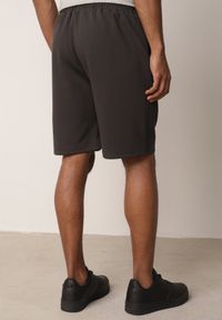 Born2be - Ciemnoszare Szorty Dresowe z Bawełną i Sznurkami Leofiel. Okazja: na co dzień, na spacer. Kolor: szary. Materiał: bawełna, dresówka. Wzór: napisy. Styl: casual, klasyczny #2