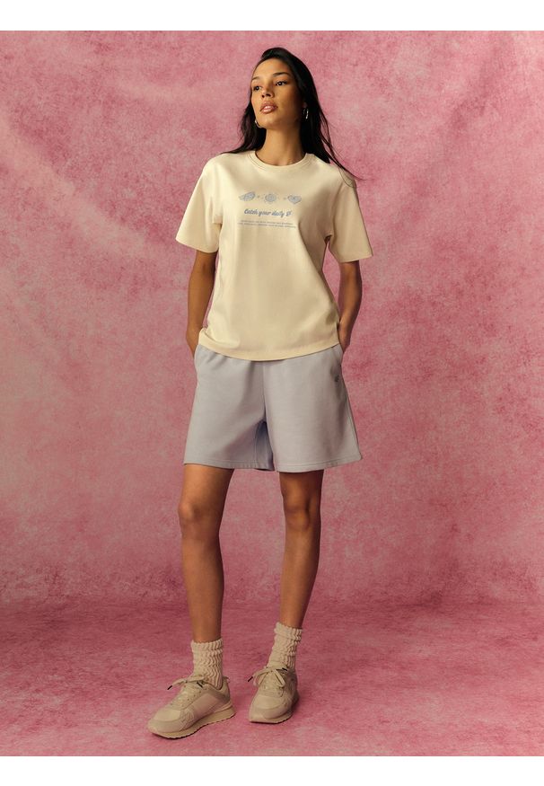 4f - 4F T-shirt loose z nadrukiem damski - kremowy XL. Okazja: na co dzień. Kolor: beżowy. Materiał: materiał, jeans, bawełna, dresówka. Wzór: nadruk. Styl: casual