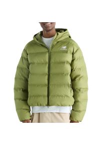 Kurtka męska New Balance Boston Puffer MJ62G17OGEE - zielona. Okazja: na co dzień. Typ kołnierza: kaptur. Kolor: zielony. Materiał: poliester, puch. Wzór: aplikacja. Styl: casual, klasyczny #1