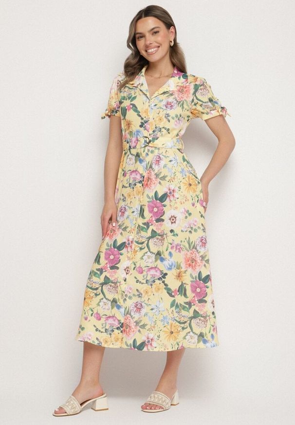Born2be - Żółta Rozkloszowana Sukienka o Koszulowym Kroju z Paskiem w Kwiatowy Wzór Fevelorine. Okazja: na co dzień. Kolor: żółty. Wzór: kwiaty. Typ sukienki: koszulowe. Styl: casual