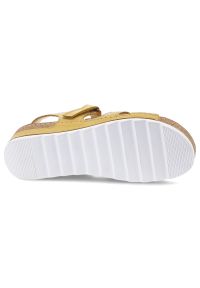 Żółte Sandały Wasak Modne Obuwie Damskie. Okazja: na co dzień. Zapięcie: rzepy. Kolor: żółty. Materiał: skóra. Wzór: paski, kratka, grochy. Sezon: lato. Styl: casual #7