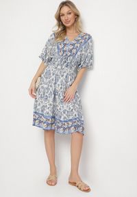 Born2be - Granatowa Sukienka z Wiskozy w Ornamentalny Wzór z Szeroką Gumką w Pasie Tanissla. Okazja: do pracy, na spotkanie biznesowe, na co dzień, na randkę. Typ kołnierza: dekolt w kształcie V. Kolor: niebieski. Materiał: wiskoza. Długość rękawa: krótki rękaw. Sezon: wiosna, lato. Styl: klasyczny, casual, elegancki, biznesowy #3