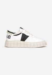 Born2be - Biało-Czarne Sneakersy na Grubej Podeszwie Laadah. Wysokość cholewki: przed kostkę. Nosek buta: okrągły. Kolor: biały. Szerokość cholewki: normalna. Wzór: napisy, aplikacja. Obcas: na platformie #4