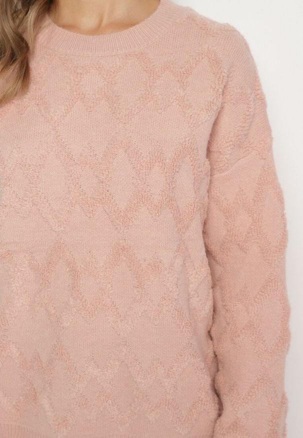Born2be - Różowy Sweter o Luźnym Kroju i Wzorzystym Splocie ze Ściągaczami Elondrae. Okazja: na co dzień. Kolor: różowy. Materiał: jeans, bawełna. Długość rękawa: długi rękaw. Długość: długie. Wzór: ze splotem. Styl: elegancki, casual