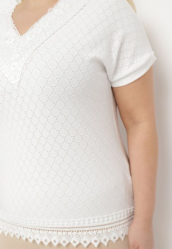 Born2be - Biała Ażurowa Bluzka z Krótkim Rękawem i Ozdobną Koronką Ielle. Okazja: na co dzień. Kolor: biały. Materiał: koronka. Długość rękawa: krótki rękaw. Długość: krótkie. Wzór: ażurowy, koronka. Styl: elegancki, casual