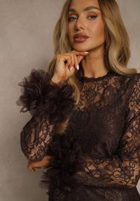 Renee - Brązowa Dopasowana Koronkowa Sukienka Koktajlowa z Tiulowymi Aplikacjami Kretalia. Okazja: na imprezę. Kolor: brązowy. Materiał: tiul, koronka. Długość rękawa: na ramiączkach. Wzór: aplikacja. Typ sukienki: dopasowane. Styl: wizytowy #2