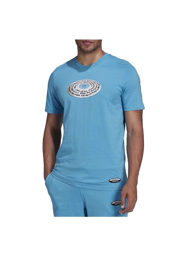 Adidas - Koszulka adidas R.Y.V. Graphic HC9475 - niebieska. Kolor: niebieski. Materiał: materiał, bawełna, dresówka. Długość rękawa: krótki rękaw. Długość: krótkie. Wzór: aplikacja