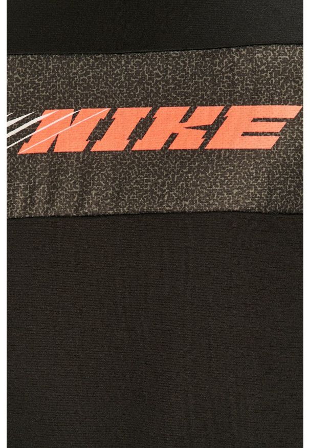 Nike - T-shirt. Okazja: na co dzień. Kolor: czarny. Materiał: włókno, skóra, tkanina. Wzór: nadruk. Styl: casual