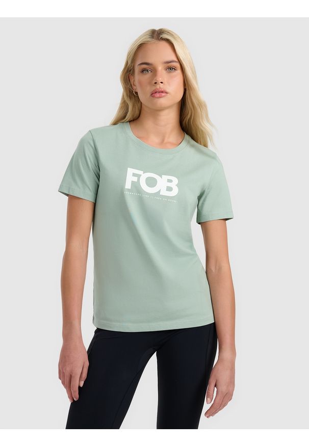 4f - 4F T-shirt regular z nadrukiem damski - zielony M. Okazja: na co dzień. Kolor: zielony. Materiał: dzianina, bawełna. Długość rękawa: krótki rękaw. Długość: krótkie. Wzór: nadruk. Styl: casual