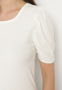 Born2be - Beżowy Prążkowany T-shirt z Zakładkami przy Rękawach Kolanovia. Okazja: na co dzień. Kolor: beżowy. Materiał: prążkowany. Styl: casual #7