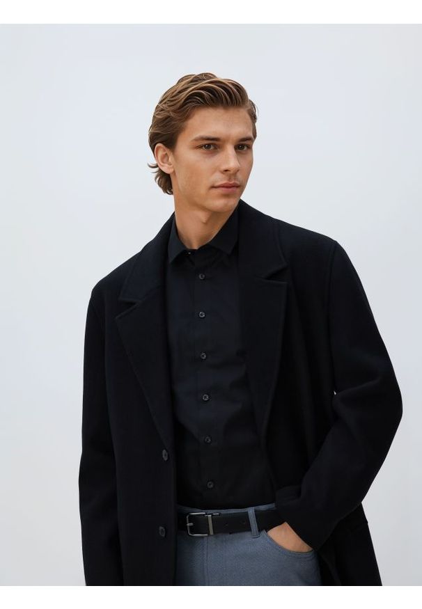 Reserved - Gładka koszula slim fit - czarny. Kolor: czarny. Materiał: tkanina, bawełna. Wzór: gładki