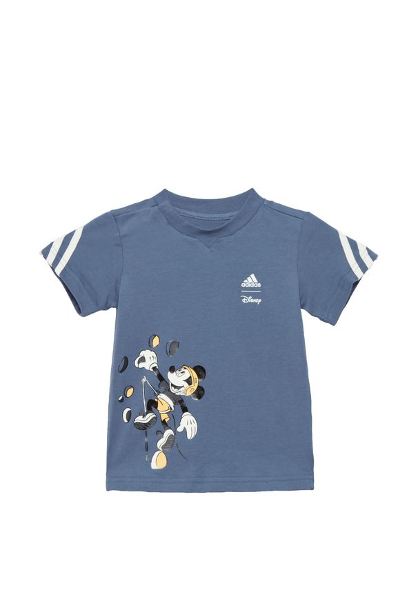 Adidas - Koszulka adidas Disney Mickey Mouse. Kolor: niebieski, wielokolorowy, biały, żółty. Wzór: motyw z bajki. Sport: joga i pilates