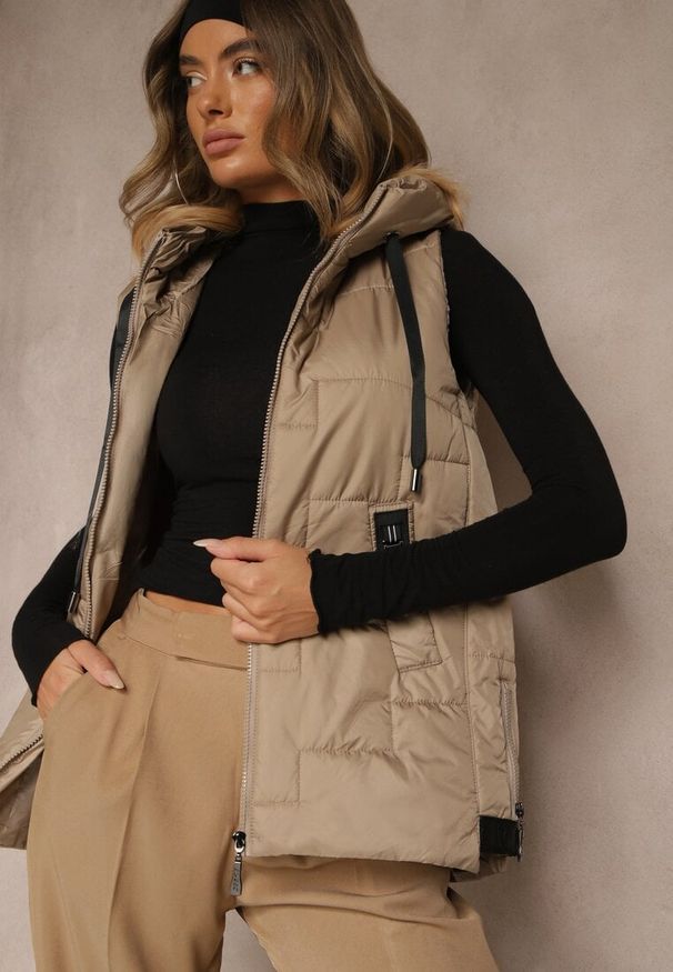 Renee - Jasnobrązowa Pikowana Kamizelka z Kapturem w Klasycznym Stylu Tulorina. Okazja: na co dzień. Typ kołnierza: kaptur. Kolor: brązowy. Materiał: jeans. Styl: klasyczny