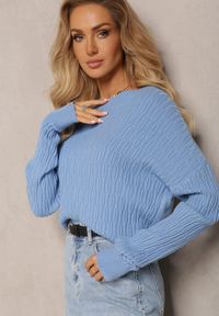 Renee - Niebieski Sweter z Tłoczeniami o Klasycznym Fasonie Sigune. Kolor: niebieski. Wzór: jednolity. Sezon: jesień, zima. Styl: klasyczny
