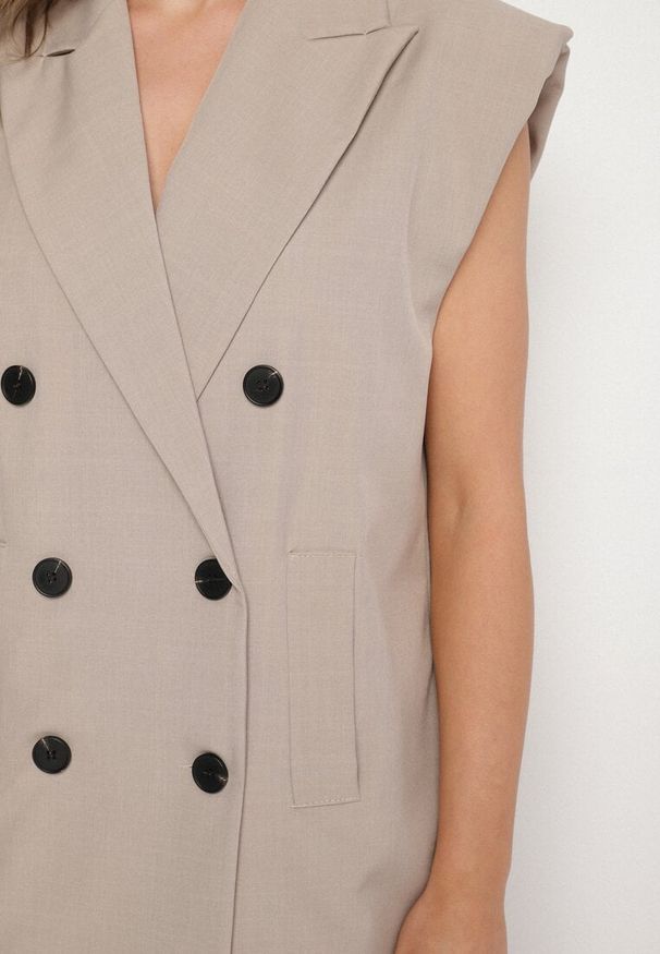 Born2be - Beżowa Kamizelka Garniturowa z Usztywnionymi Ramionami Ellavessa. Okazja: na co dzień. Kolor: beżowy. Materiał: jeans. Styl: casual, elegancki