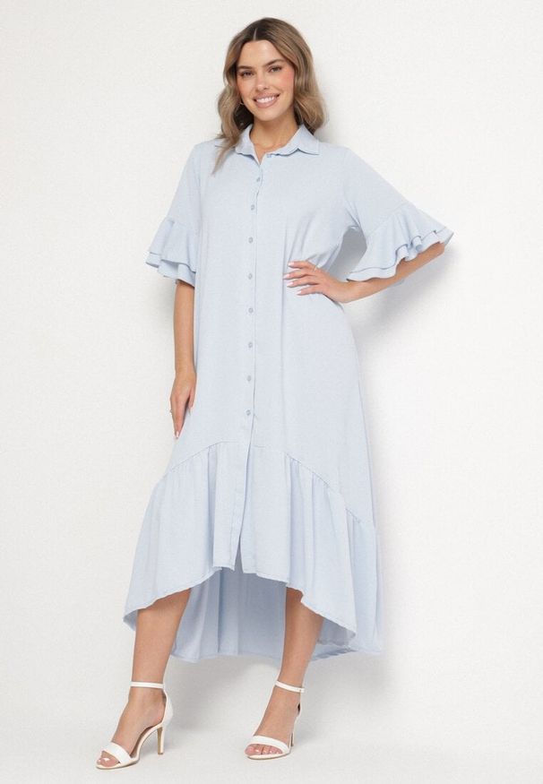 Born2be - Jasnoniebieska Sukienka Koszulowa z Ozdobną Falbanką Daviravie. Okazja: na co dzień. Kolor: niebieski. Typ sukienki: koszulowe. Styl: elegancki, casual, klasyczny