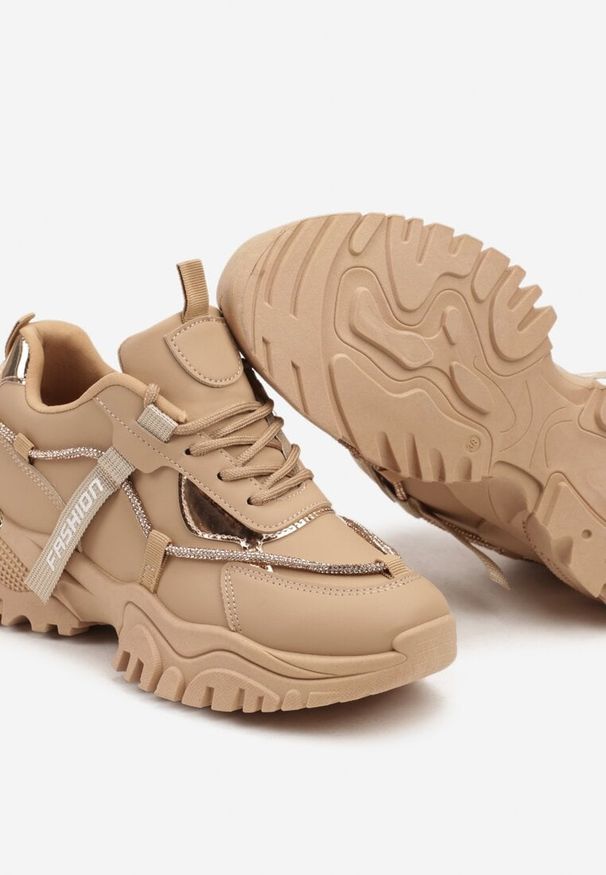Renee - Ciemnobeżowe Sneakersy na Platformie z Tłoczeniem ze Sznurowaniem Ozdobione Napisem i Cyrkoniami Zinura. Okazja: na co dzień. Zapięcie: sznurówki. Kolor: beżowy. Materiał: jeans. Wzór: aplikacja, napisy. Obcas: na platformie. Wysokość obcasa: średni