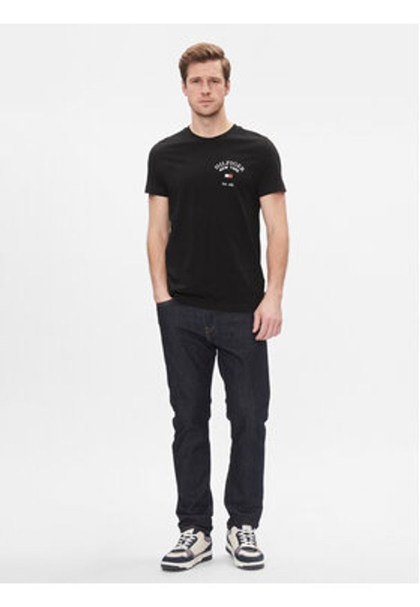 TOMMY HILFIGER - Tommy Hilfiger T-Shirt Arch Varsity Tee MW0MW33689 Czarny Regular Fit. Kolor: czarny. Materiał: bawełna