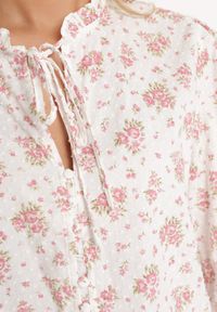 Born2be - Biało-Różowa Bawełniana Koszula w Kwiaty z Wiązaniem pod Szyją Glessa. Okazja: na spacer. Kolor: biały. Materiał: bawełna. Wzór: kwiaty. Sezon: lato. Styl: elegancki #7