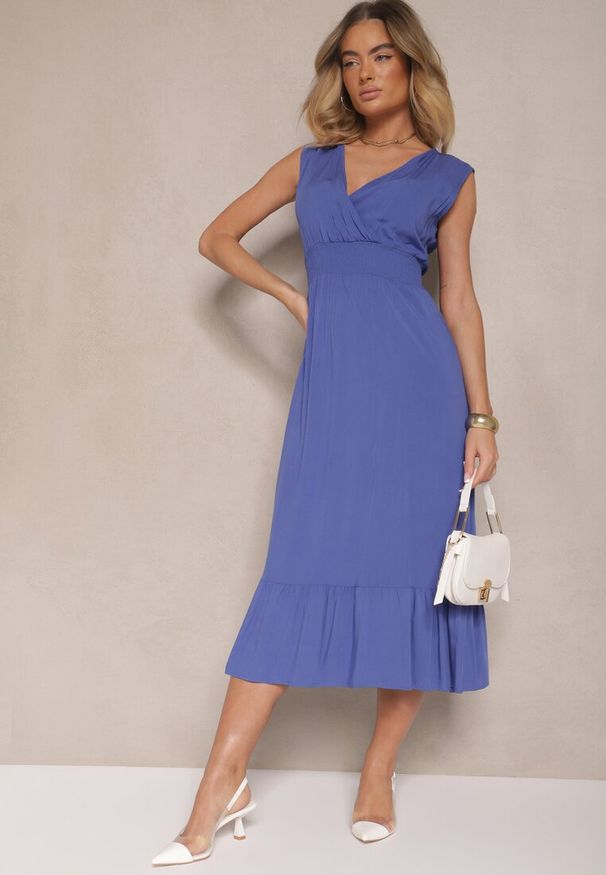 Renee - Niebieska Kopertowa Sukienka z Wiskozy Zdobiona Falbanką Ularisela. Okazja: na co dzień. Kolor: niebieski. Materiał: wiskoza. Długość rękawa: bez rękawów. Wzór: aplikacja. Typ sukienki: kopertowe. Styl: klasyczny, casual, elegancki