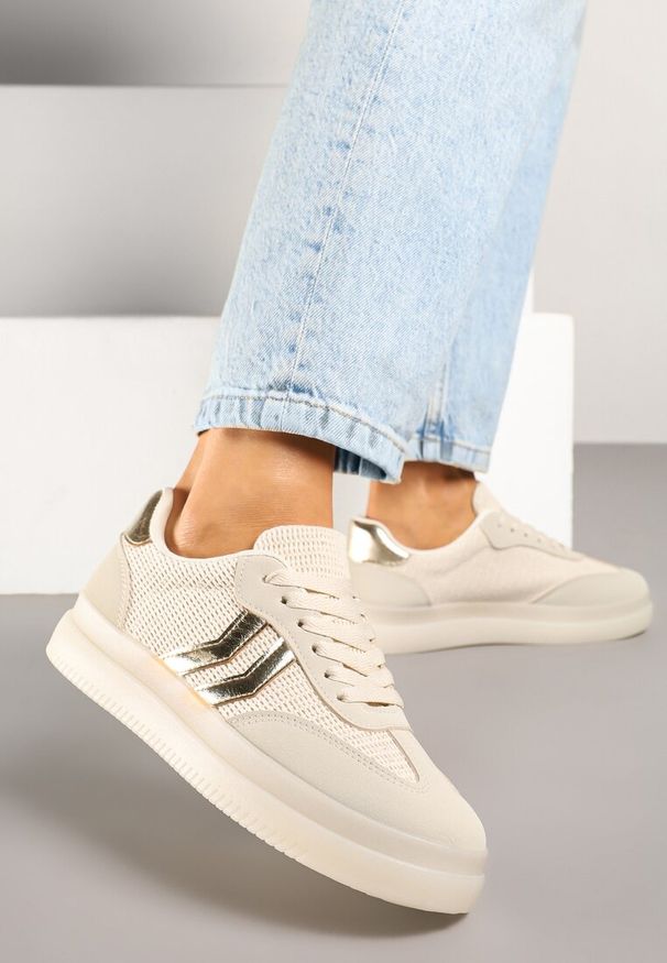 Renee - Beżowe Sneakersy Ozdobione Paskami Sadleane. Okazja: na co dzień. Zapięcie: pasek. Kolor: beżowy. Materiał: jeans. Wzór: aplikacja