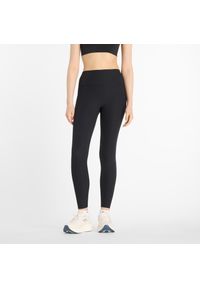 Legginsy damskie New Balance WP53152BK – czarne. Stan: podwyższony. Kolor: czarny. Materiał: poliester, prążkowany, materiał. Wzór: haft. Sport: fitness