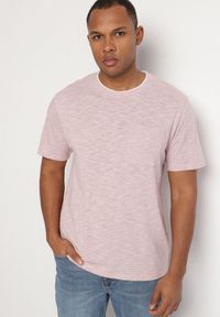 Born2be - Jasnoróżowa Koszulka z Ozdobną Kieszonką Uliadoretia. Okazja: na co dzień. Kolor: różowy. Materiał: jeans. Styl: klasyczny, casual
