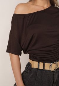 Born2be - Brązowa Wiskozowa Bluzka Nietoperzowa na Jedno Ramię z Marszczeniem w Talii Bolea. Okazja: do pracy, na co dzień, na spotkanie biznesowe. Kolor: brązowy. Materiał: wiskoza. Długość: długie. Styl: elegancki, biznesowy, klasyczny, casual #5