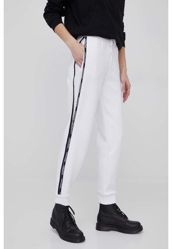 Emporio Armani spodnie damskie kolor biały joggery high waist. Stan: podwyższony. Kolor: biały
