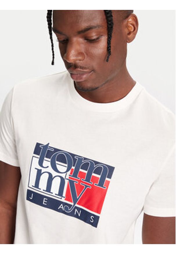 Tommy Jeans T-Shirt DM0DM21977 Biały Regular Fit. Kolor: biały. Materiał: bawełna